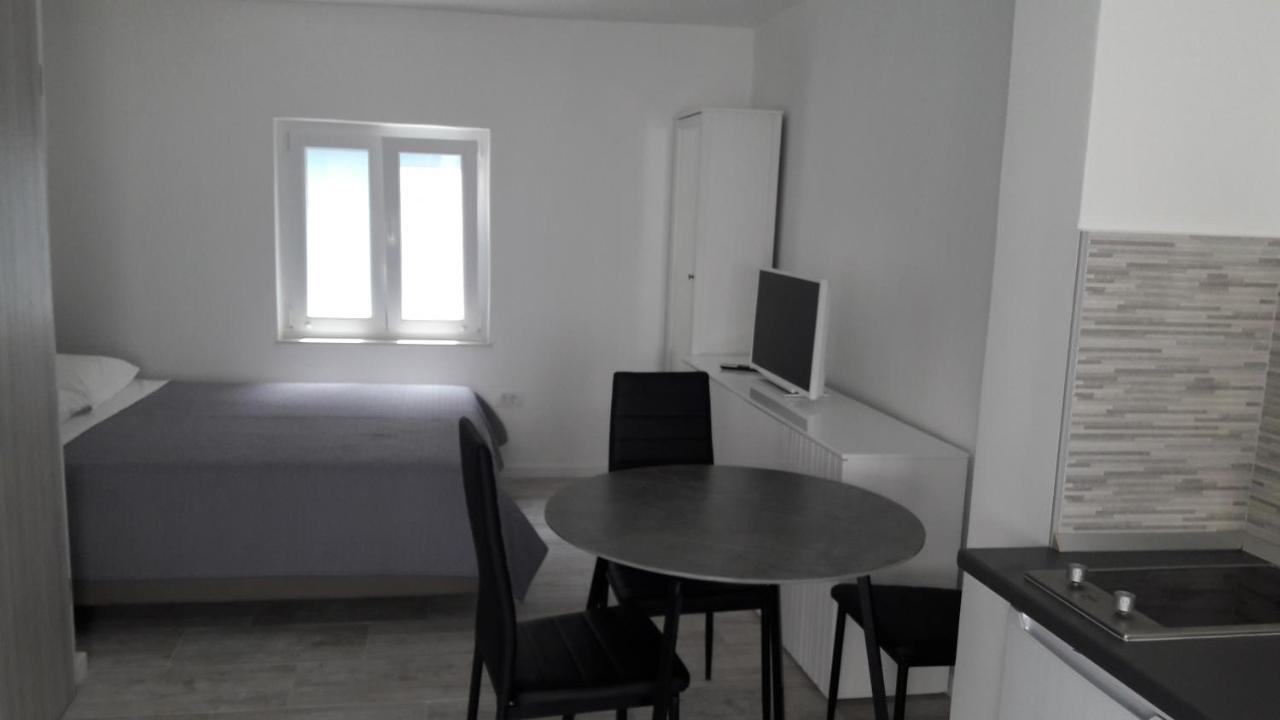 Apartmani Ema Zara Esterno foto